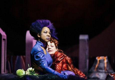 Ulrike Maria Stuart – Deutsches Theater Berlin – Pınar Karabulut schickt Elfriede Jelineks RAF-Königinnen in einen Schaukampf der Zombie-Queens