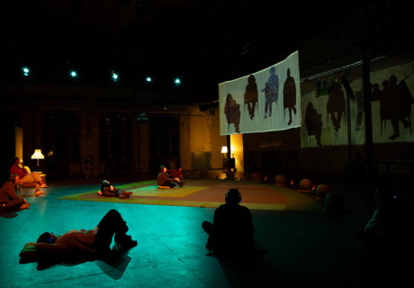 Unauthorized und Unverschämt – Sophiensaele Berlin – Simone Dede Ayivi beleuchtet mit ihren Kompliz*innen ein wenig beachtetes Stück bundesrepublikanischer Geschichte