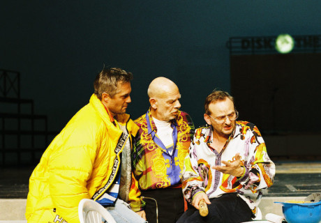 Und jetzt? – Volksbühne Berlin – René Pollesch erforscht das legendäre Arbeitertheatertheater des PCK Schwedt und die Gründungsjahre der Benno-Besson-Volksbühne