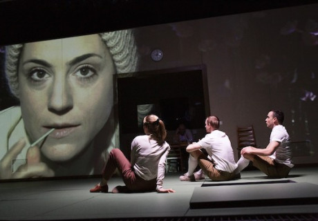 Und es schmilzt – Schauspiel Frankfurt – Marlene Anna Schäfer verknappt den Erfolgsroman der belgischen Autorin Lize Spit auf Spielfilmlänge