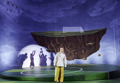 Unsere Elf – Schauspiel Hannover – Tuğsal Moğul und Maren Zimmermann mit einer etwas anderen Nationalhymne