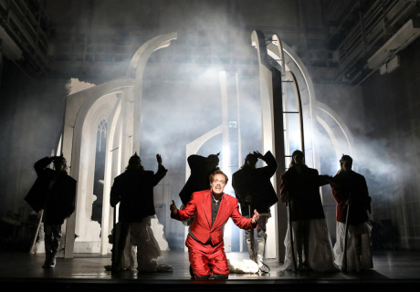 Der Untertan – Residenztheater München – Alexander Eisenach zeigt Heinrich Manns Romanklassiker als opulent bebilderte Satire