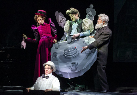 Der Untertan – Maxim Gorki Theater – Christian Weise erzählt Heinrich Manns Roman als Bilderfolge des Autoritarismus