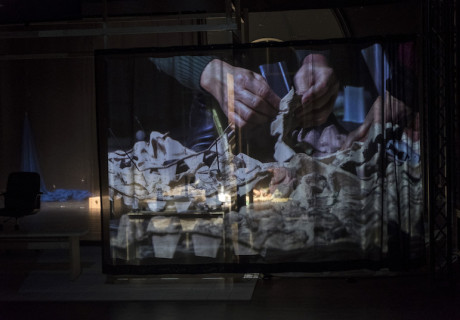 Up There – Theater an der Ruhr – Das internationale Collective Ma'louba baut ein kunstvolles (Verwirr-)Spiel über Theater in einem syrischen Gefängnis 