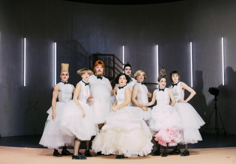 Ursonate – Deutsches Theater Berlin – Claudia Bauer und Peer Baierlein machen aus Kurt Schwitters Dada-Gedicht einen hemmungslosen, hochkomischen und klugen Musiktheaterabend