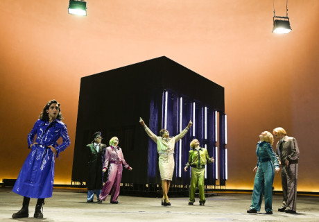 Vaterland – Staatsschauspiel Dresden – Claudia Bauer zeigt Robert Harris' Gedankenspielkrimi über ein Europa mit siegreichem Hitlerdeutschland