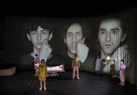 Vatermal – Schauspiel Köln – Bassam Ghazi inszeniert den Roman von Necat Öziri mit postmigrantischer Besetzung