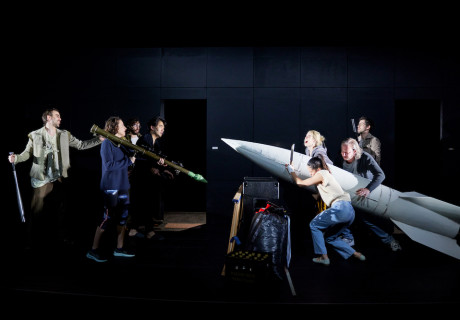 vendetta vendetta – Staatstheater Nürnberg – Jan Philipp Gloger gelingt mit Fachkräften aller Theatersparten und einem Text von Thomas Köck ein mitreißendes Theaterspektakel