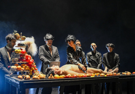 Vernichten – Staatsschauspiel Dresden – Sebastian Hartmanns triumphaler Theatertraum aus Stoff von Michel Houellebecq