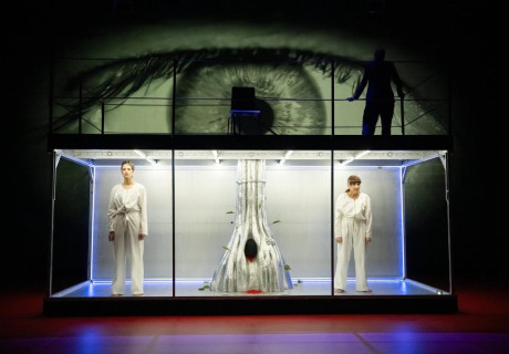 Das vierte Verhör – Theater Krefeld Mönchengladbach – Die gefeierte simbabwische Autorin und Regisseurin Zaza Muchemwa inszeniert die Uraufführung ihres neuen Stücks