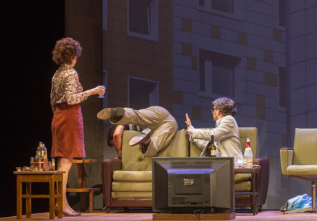 Wir sind auch nur ein Volk – Theater Plauen-Zwickau – Die Bühnenfassung von Jurek Beckers Fernsehserie bleibt bei Jan Jochymski (leider) nur ein lustiges Remake