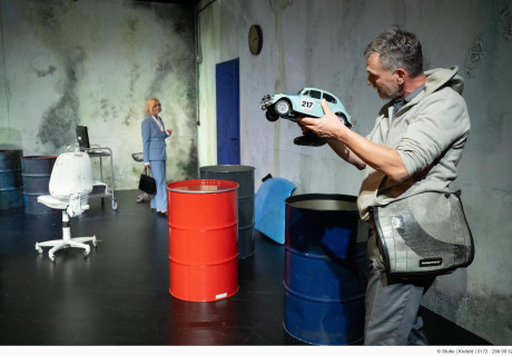 Volkswagen – Theater Krefeld-Mönchengladbach – Clemens Bechtel und Ensemble mit einem bewegenden Recherchestück über den Autobauer