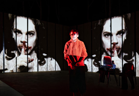 Von Norden rollt ein Donner – Theater Magdeburg – Jan Friedrich bringt Markus Thielemanns Schäferroman mit rechter Bedrohungskulisse eindrucksvoll auf die Bühne