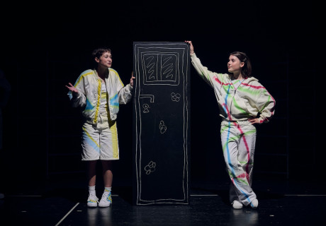 Von meiner Freiheit bis zu deiner Freiheit – Landestheater Tübingen – Mirijam Kälberer lässt in Milan Gathers Auftragswerk ein Haus für alle bauen