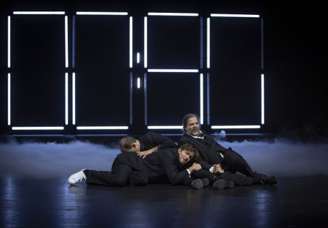 Von schlechten Eltern – Bühnen Bern – Tilmann Köhler inszeniert Tom Kummers Trauer-Roman in düster-nächtlicher Stimmung