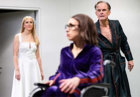 Vor dem Ruhestand – Schauspiel Stuttgart – Martin Kušej versetzt Thomas Bernhards Alt-Nazis in eine erschreckende nahe Zukunft