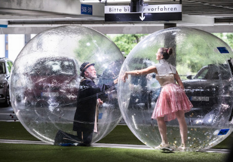 Vorher/Nachher. Die Verwandlung der Welt – Kaufhaus Breuninger – Das Stuttgarter Theaterkollektiv Lokstoff verlegt Kafkas 
