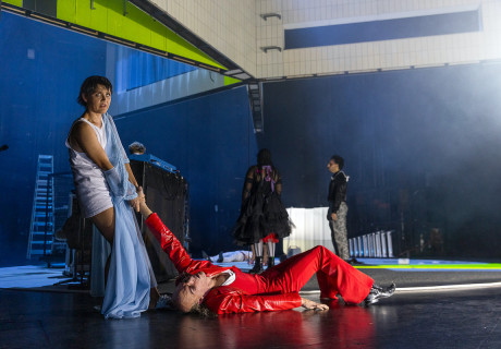 Wasteland: Peter Pan – Deutsches Theater Berlin – Alexander Eisenach, Jan Jordan und das Ensemble inszenieren ein Schauermärchen