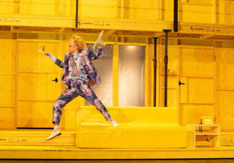 Der nackte Wahnsinn – Schauspiel Hannover – Anne Lenk inszeniert Michael Frayns Klipp-Klapp-Farce 