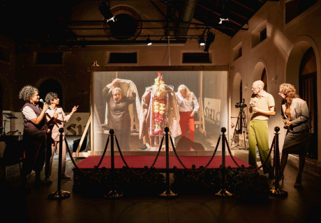 Wait To Be Seated – Hebbel am Ufer Berlin – She She Pop und das indische Sandbox Collective über Begegnungskultur und Nacktheit auf der Bühne