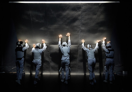 War Games – Münchner Kammerspiele – Die Gruppe SKART findet mit Jugendlichen starke Bilder für den Krieg und seine Triebkräfte