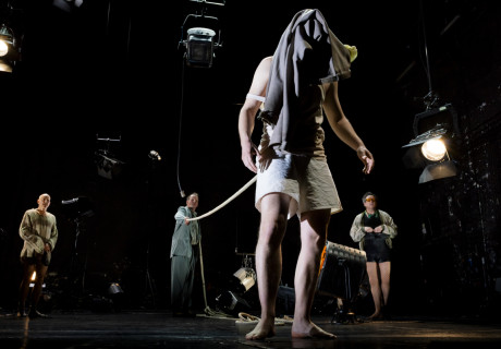 Warten auf Godot – Berliner Ensemble – Luk Perceval inszeniert Samuel Becketts postapokalyptischen Klassiker mit Sinn fürs Kreatürliche