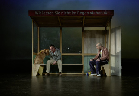 Warten auf'n Bus – Theater Bielefeld – Die Bühnenversion von Oliver Bukowskis Erfolgs-Fernsehserie als Provinz-Kammerspiel
