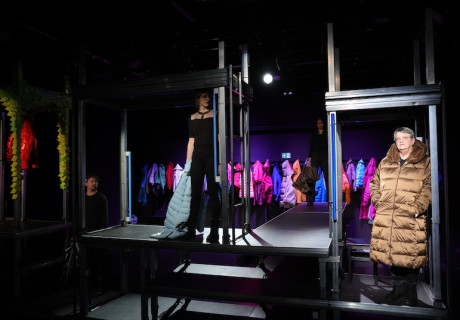 Was man im Dunkeln hört – Neue Bühne Senftenberg – Elina Finkel inszeniert Andriy Bondarenkos Auftragswerk über den Alltag im ukrainischen Luftschutzbunker