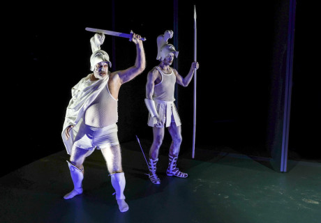 We Are Family – Schauspiel Köln – Tine Rahel Völckers kritische Antikenüberschreibung in Jorinde Dröses Regie sorgt für gute Laune