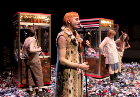 Die Weber:innen – Mecklenburgisches Staatstheater Schwerin – Helge Schmidt probt mit fünf Spieler:innen den Aufstand frei nach Gerhart Hauptmann