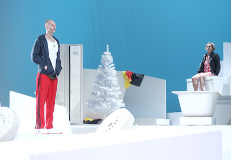 Weißer Raum – Reinhard Göber inszeniert am Theater Vorpommern Lars Werners Kleist-Förderpreisgekröntes Stück zum Rechtspopulismus 