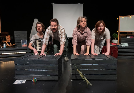 Welche Farbe hat Erinnerung? – Theater Strahl, Berlin – Sharon On bringt die Graphic Novel von Barbara Yelin zur Holocaust-Überlebenden Emmie Arbel auf die Bühne