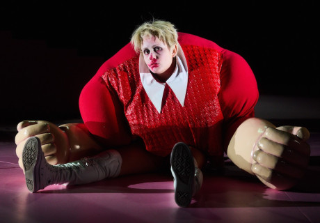 Die Welt im Rücken – Schauspiel Stuttgart – Lucia Bihler inszeniert den Roman von Thomas Melle mit einer tollen Hauptdarstellerin