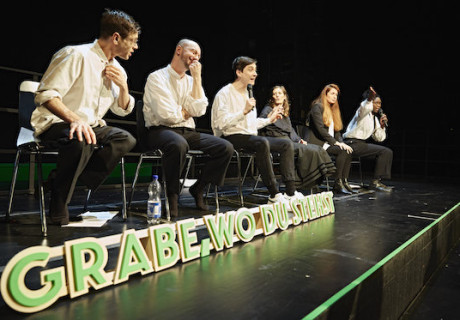 Weltmeister – Schauspiel Hannover – Nina Gühlstorffs maximal vielstimmiger Recherche-Abend mischt Erinnerungskultur-Kritik aller Seiten