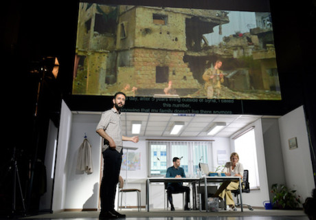 What They Want to Hear - Lola Arias fächert an den Münchner Kammerspielen das Schicksal eines syrischen Flüchtlings in Deutschland auf