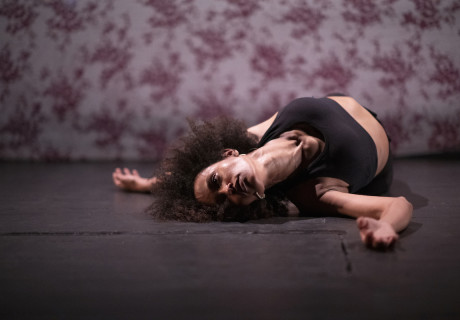 When I Saw The Sea – HAU Berlin – Ali Chahrour macht Tanztheater aus der Lebenserfahrung von Arbeitmigrantinnen