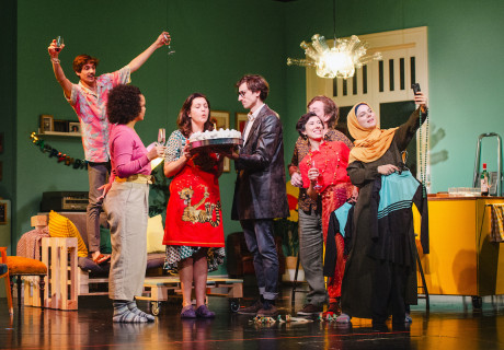 Wie kommen wir da wieder raus? – Landestheater Niederösterreich St. Pölten – Regisseurin Eva Spreitzhofer bringt ihr Culture-Clash-Komödie auf die Bühne