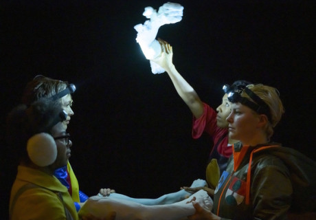 Wismut. A Nuclear Choir – Schauspiel Leipzig – Über den DDR-Uranabbau fördern die Artists in Residence Jule Flierl und Mars Dietz einen Berg Aufsagetexte zutage