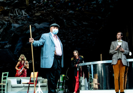 Woyzeck – Theater Vorpommern – Reinhard Göber rückt Georg Büchners berühmtes Sozialdrama in die Gegenwart der Mund-Nasen-Schutzverordnungen