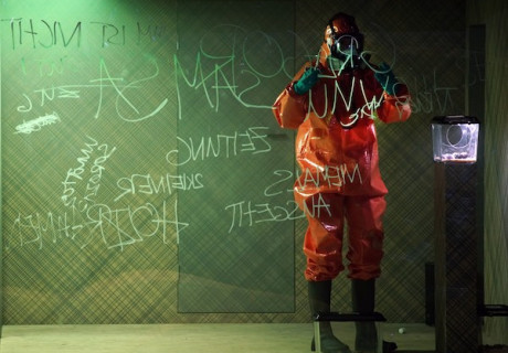 Wuhan. Die Verwandlung – Staatstheater Wiesbaden – Clemens Bechtel und Jan Neumann ziehen mit Kafka ihr Corona-Resümee