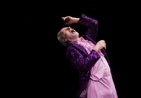 Zack. Eine Sinfonie. – Schauspiel Stuttgart – Wolfram Koch zelebriert in seinem Solo-Abend mit Daniil Charms schockhafte Komik