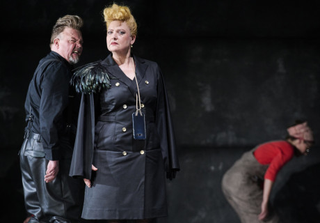 Zähne und Krallen – Hans Otto Theater Potsdam – Mit Peter Thiers’ Tierfabel erzählt Intendantin Bettina Jahnke von Diskriminierung und anderen Verwerfungen