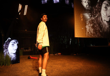 Der Zauberer von Öz. Eine Fußballtragödie – Theater Bremen – Akın Emanuel Şipals Stück über Mezut Özil von Aram Tafreshian uraufgeführt