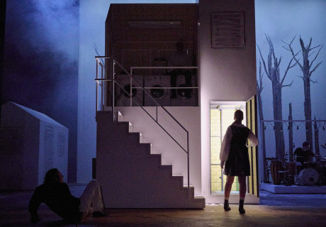 Der zerbrochne Krug – Thalia Theater Hamburg – Lilja Rupprecht zeigt Heinrich von Kleists Lustspiel über Machtmissbrauch im Dorf Huisum