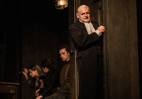 Der zerbrochne Krug – Residenztheater München – Mateja Koležnik zeigt Kleists Gerichtskomödie in historischen Sepiatönen, aber mit modernem Finale