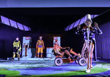 Zwei Sonnen und ein Untergang – Theater Münster – Matthias Köhlers Urauführung von Kevin Rittbergers politischer Revue über atomare Bedrohungsszenarien