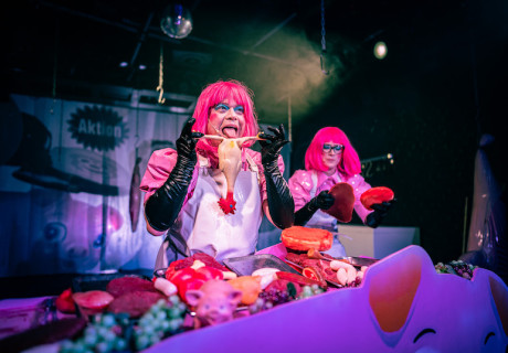 Zwei Fleischfachverkäuferinnen – Schlosstheater Moers – Damian Popp bringt Rosa von Praunheims neue Groteske zur Uraufführung