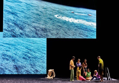 Die Angestellten – Volkstheater Wien – Alexander Giesche verwandelt Olga Ravns futuristischen Romanstoff in ein bildmächtiges Gesamtkunstwerk
