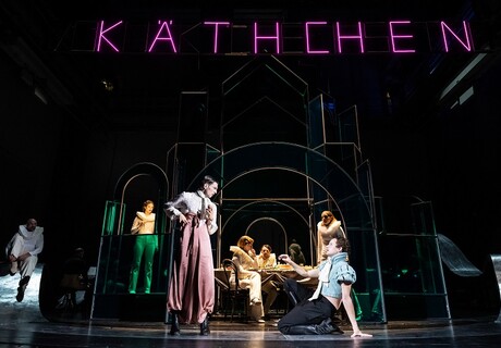 Das Käthchen von Heilbronn – Residenztheater München – Elsa-Sophie Jach inszeniert Kleitsts 