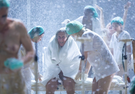 A Year without Summer – Volksbühne am Rosa-Luxemburg-Platz Berlin – Florentina Holzinger hält der Apokalypse ein Empowerment-Musical entgegen